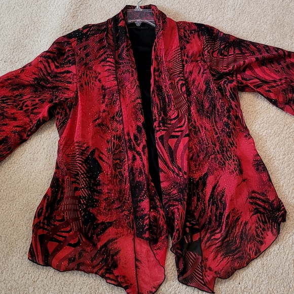 Fancy semi-sheer cascading flowy top over black tank. 1X - Picture 1 of 10